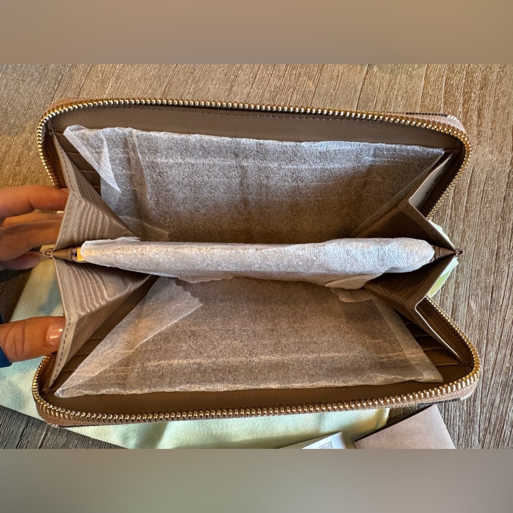 NWT Burberry Zip Around Wallet - Picture 2 of 2